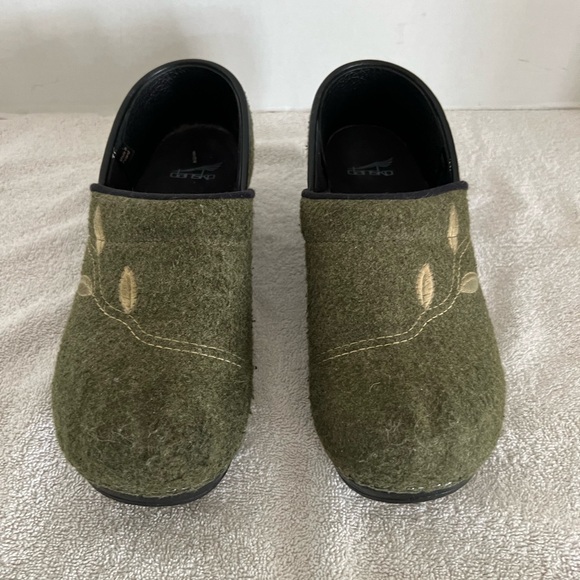 Dansko Shoes - Dansko Green clogs with leaves Size 41